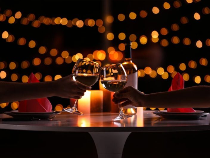 jantar romantico em casa ideias. Foto: New Africa - Adobe.
