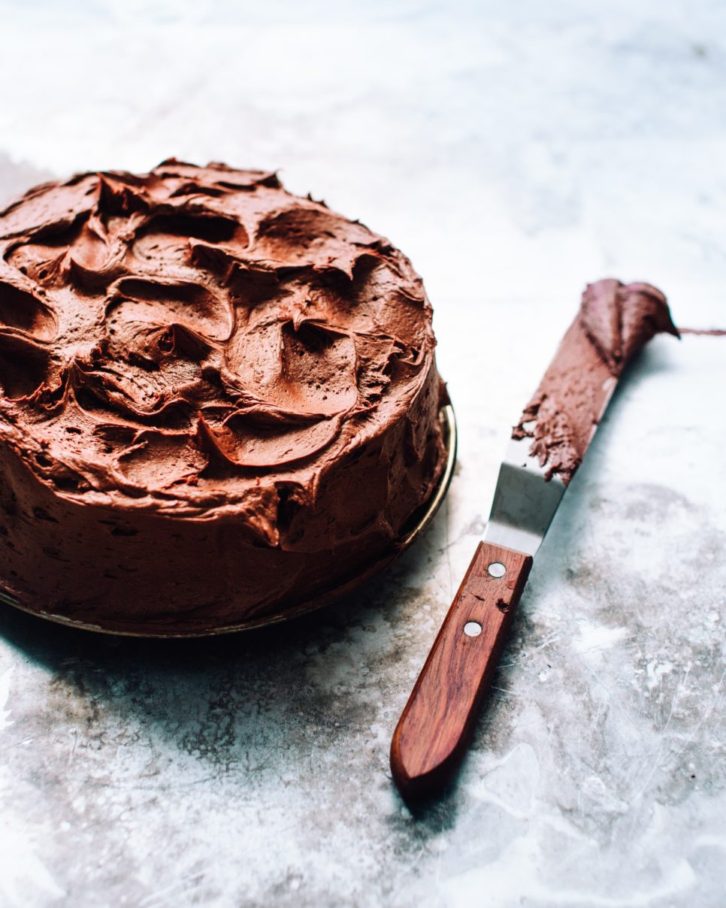 Dia mundial do chocolate, comemore com um bolo recheado de brigadeiro. foto: