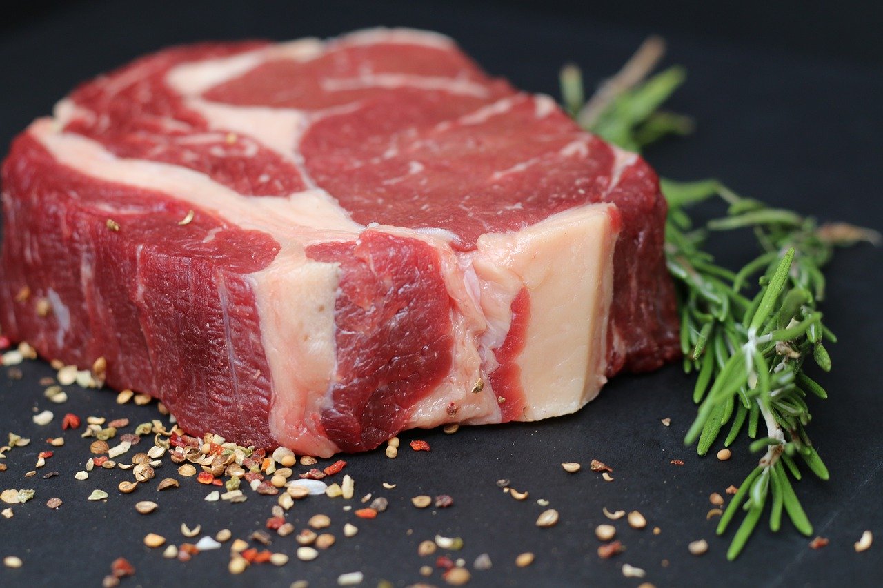 Corte de carne bovina. Imagem de tomwieden por Pixabay