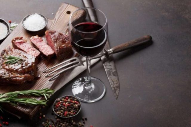 Carne e vinho: tudo que precisa saber para harmonizar. Foto/Reprodução: Karandaev no iStock