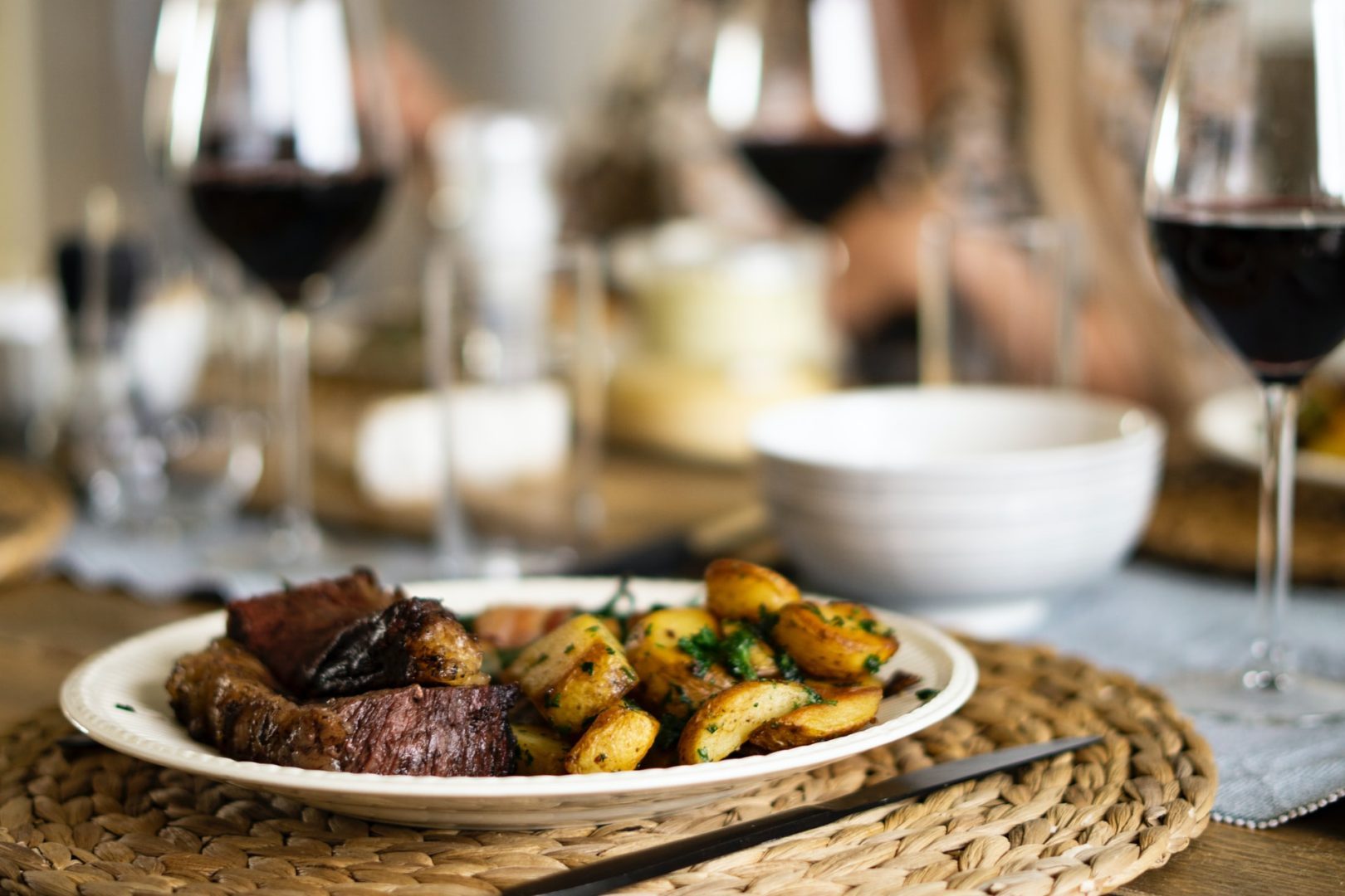 Carne e vinho: tudo que precisa saber para harmonizar. Foto/Reprodução: Paul Einerhand no Unsplash