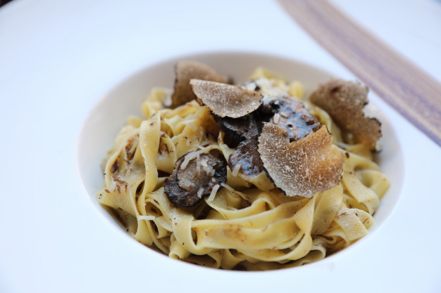 piyato massa com trufas via freepik