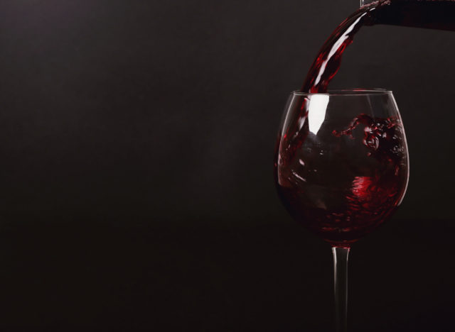 Benefícios do vinho tinto: confira e beba sem medo! Foto/reprodução: Racool_studio/Freepik