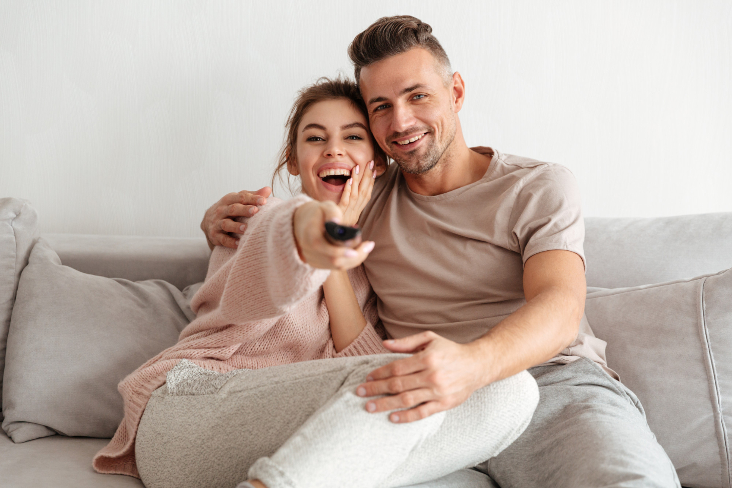 foto de uma mulher vendo TV